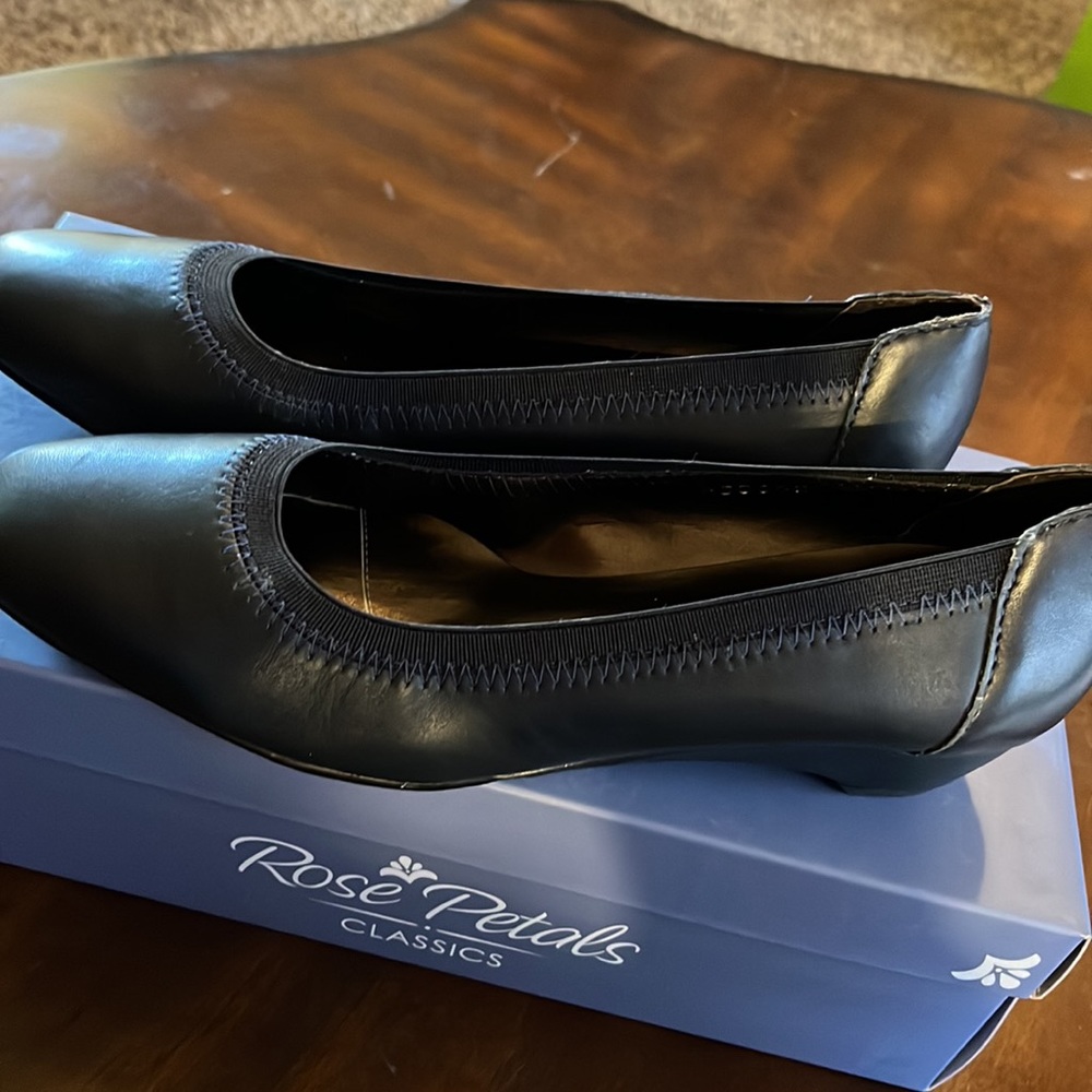 (174) NWT ladies navy blue flats by Rose Petals/Walking Cradles. Size 6 1/2